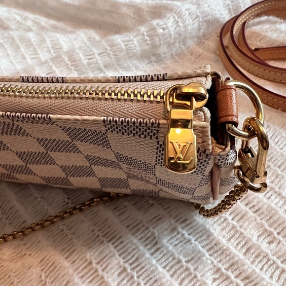 LOUIS VUITTON
Damier Azur Eva Clutch - Picture 12 of 16